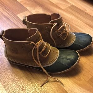 Sorel short boots
